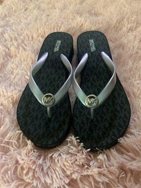 Women’s size 8 Michael Kors black logo flip flops